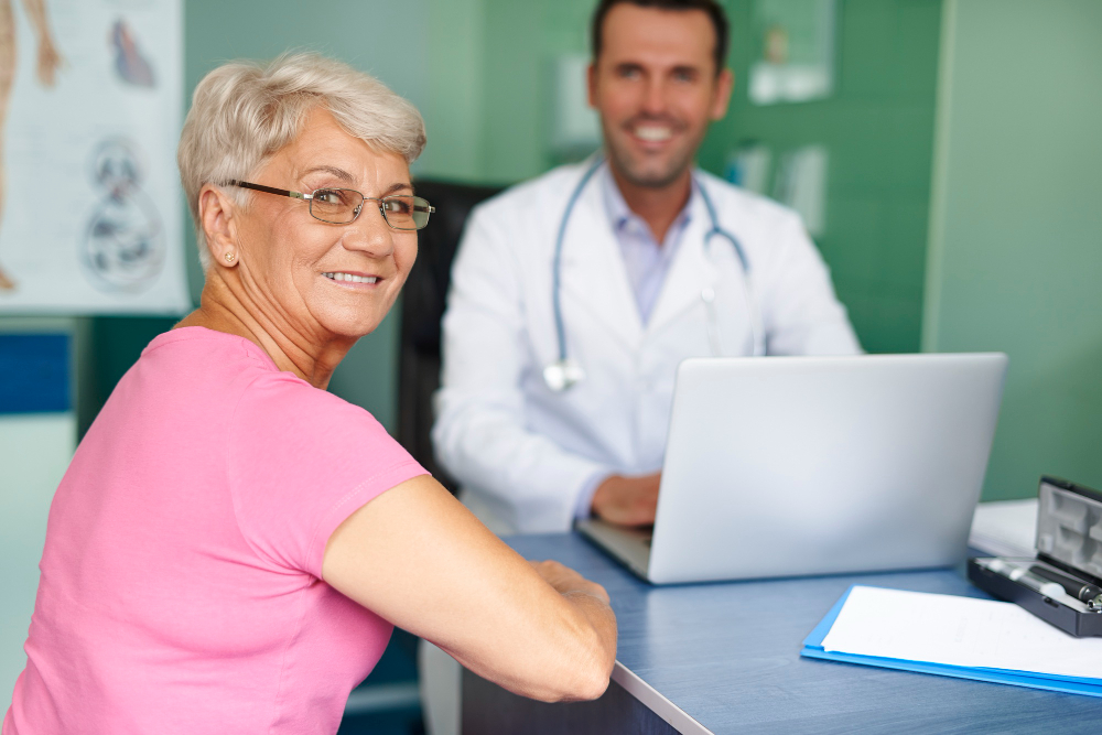 Médico atendendo mulher idosa